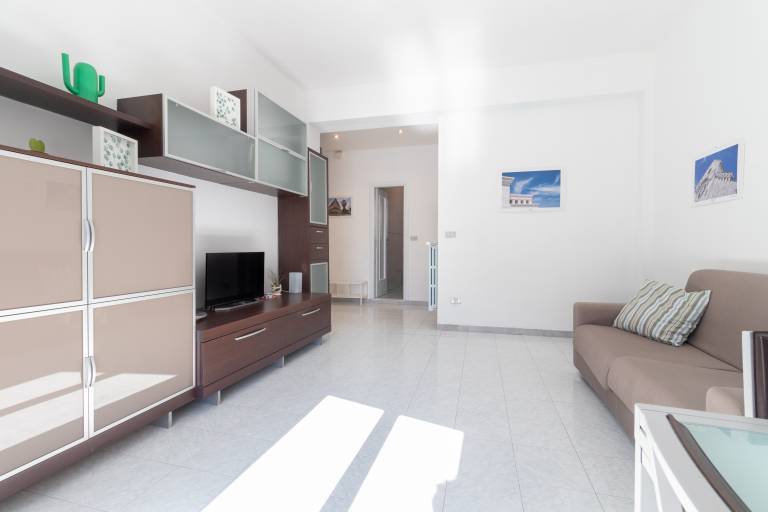 Holiday apartment with fast internet & terrace | City view — photo 5