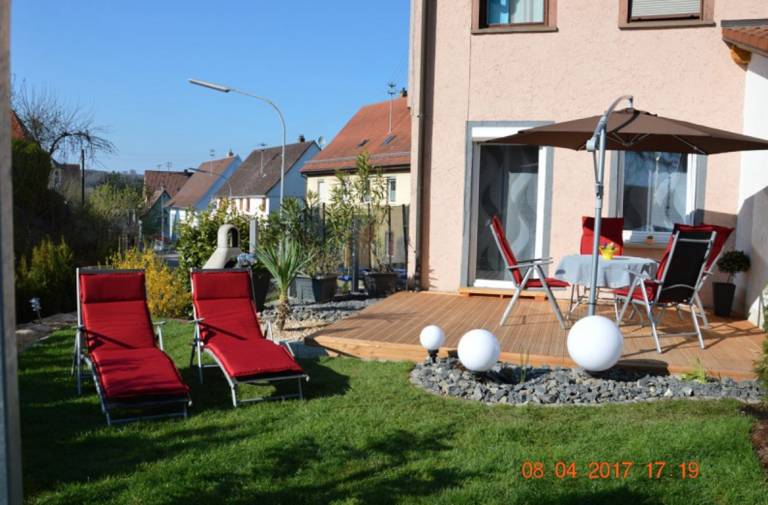 Holiday apartment with terrace, yard & fast internet | Garden view in Tuebingen