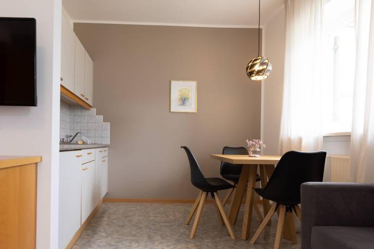 Lovingly Furnished Apartment with Balcony and Stunning City Views at Residence Margreth — photo 2