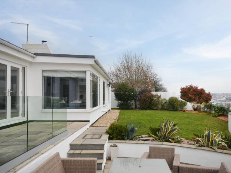 House with terrace & yard in Paignton