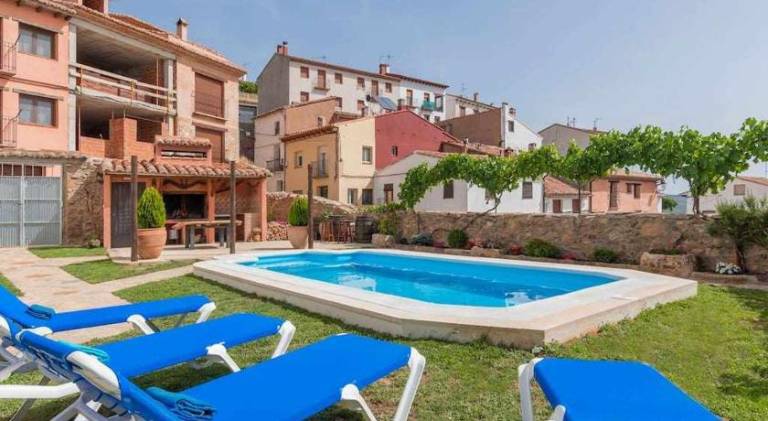 House with patio, yard & BBQ in Teruel