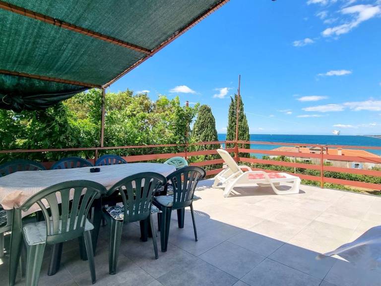 Apartment with terrace, barbecue & yard — photo 2