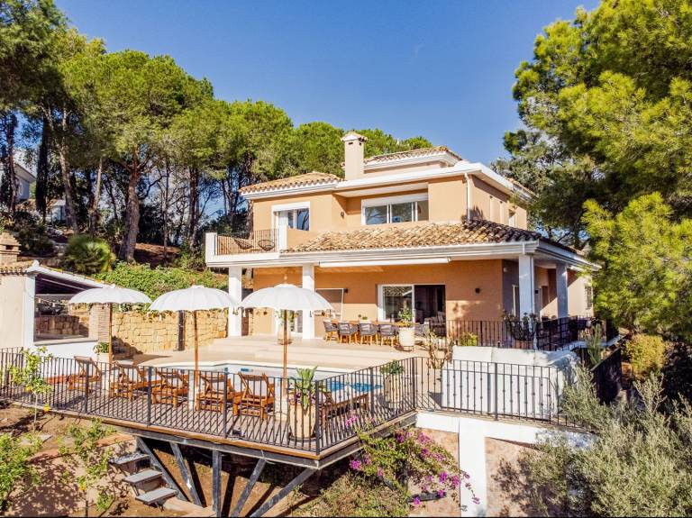 Villa with patio, yard & private pool | Beach view — photo 2