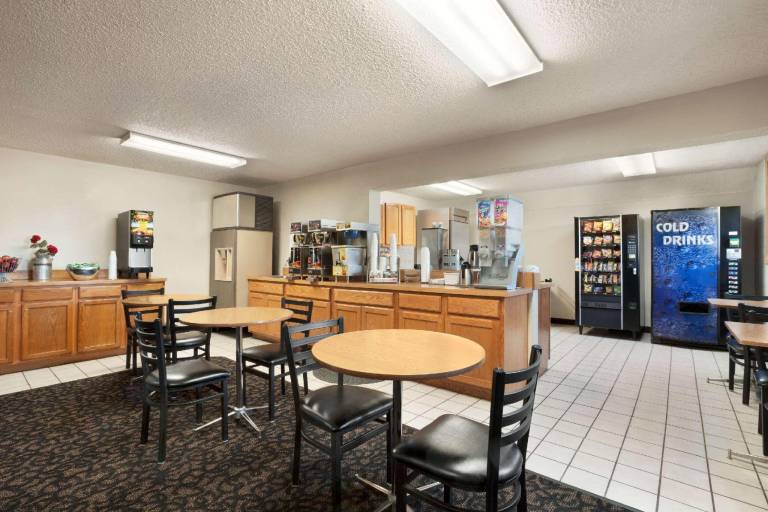 Super 8 By Wyndham Lincoln North — photo 3