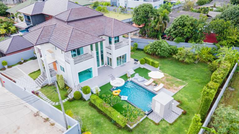 Vacation home with terrace, yard & private pool — photo 4