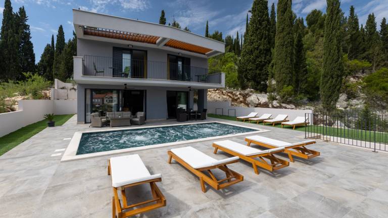 Villa with yard, grill & pool | Pets allowed — photo 3