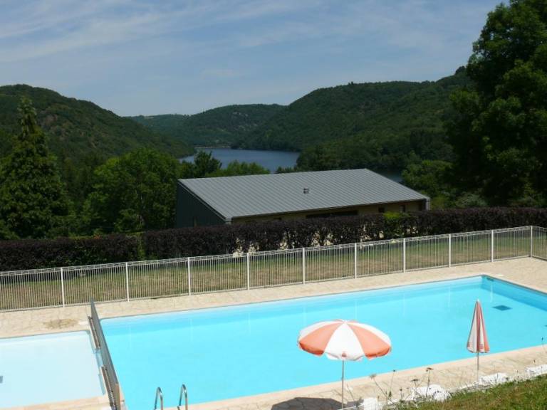 Rental apartment with pool & patio | Lake view — photo 3