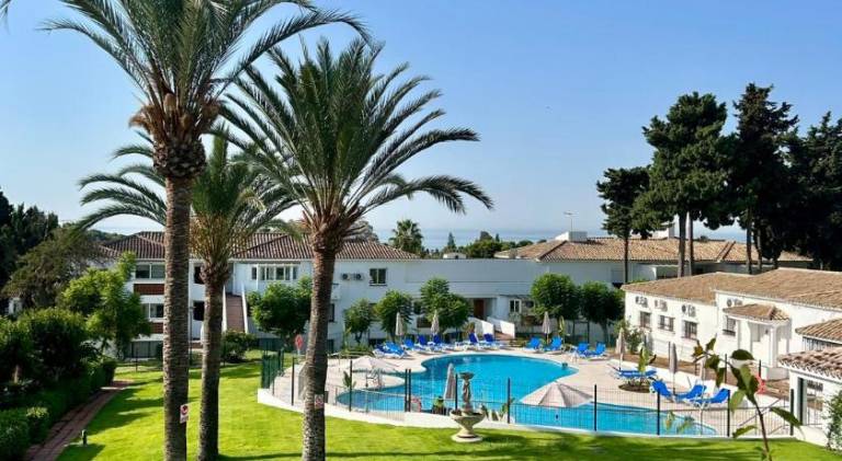 Rental apartment with pool & patio in Estepona