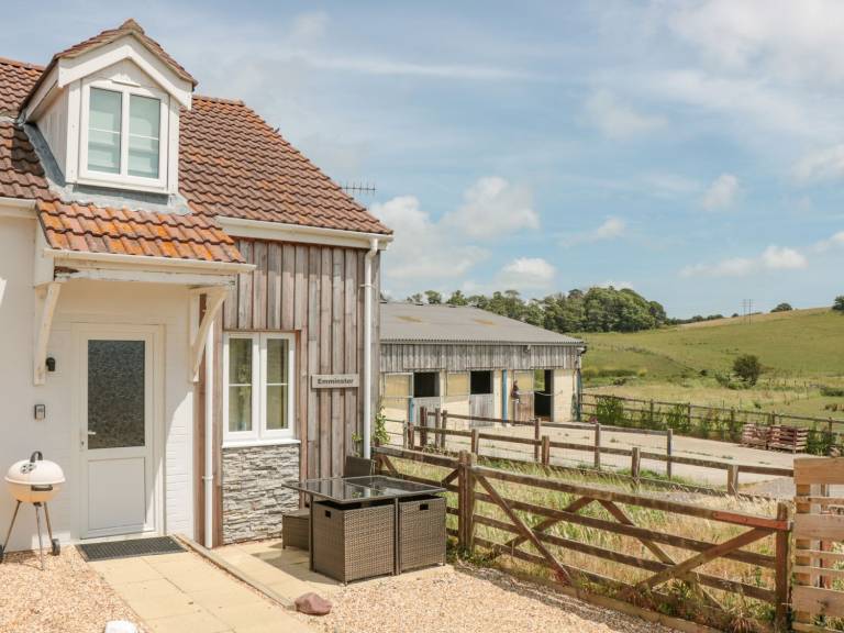 Cottage with yard & barbeque | Beach view — photo 4