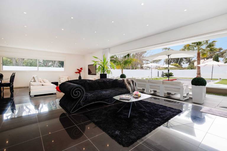 Villa with private pool, yard & terrace — photo 3