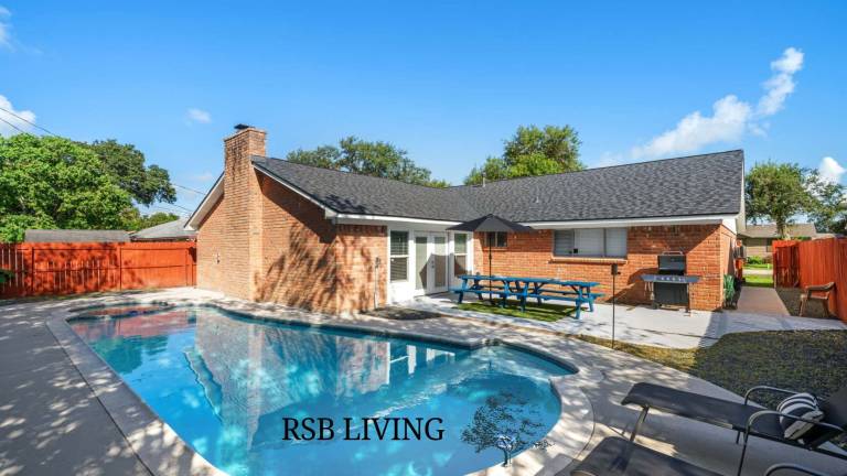 Children-friendly house with yard, barbecue & fast internet | Sea view | Dogs allowed in Texas City, TX