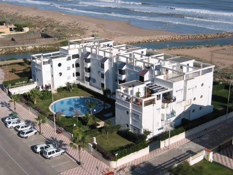 Holiday apartment with garden, pool & patio | Beach view — photo 2