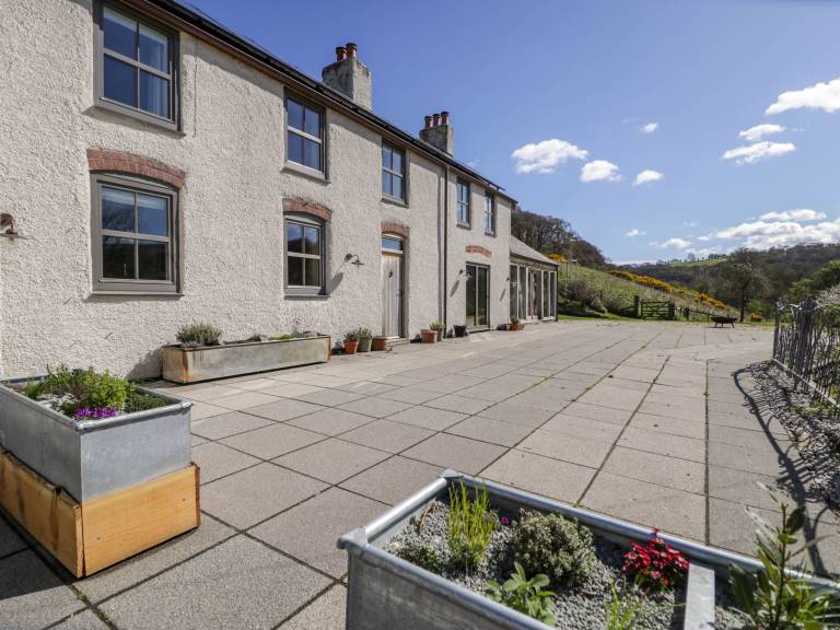 Cottage with garden & terrace in Conwy