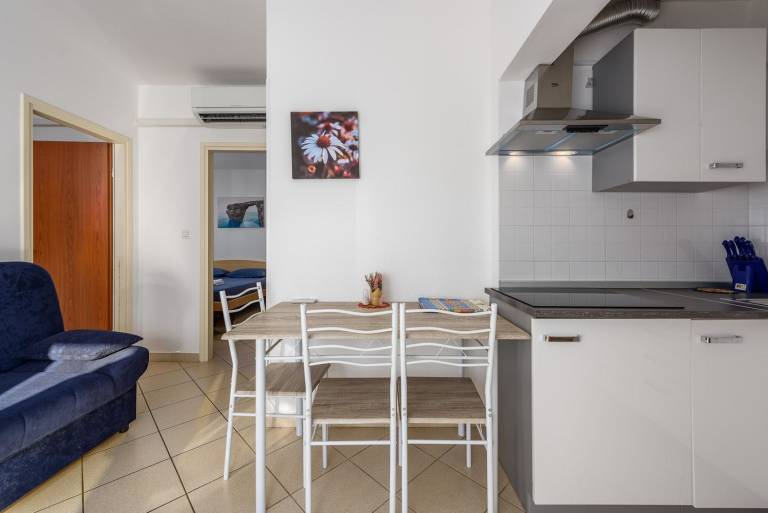 Picturesque apartment just 60 metres from the beach with sea views and private parking — photo 3