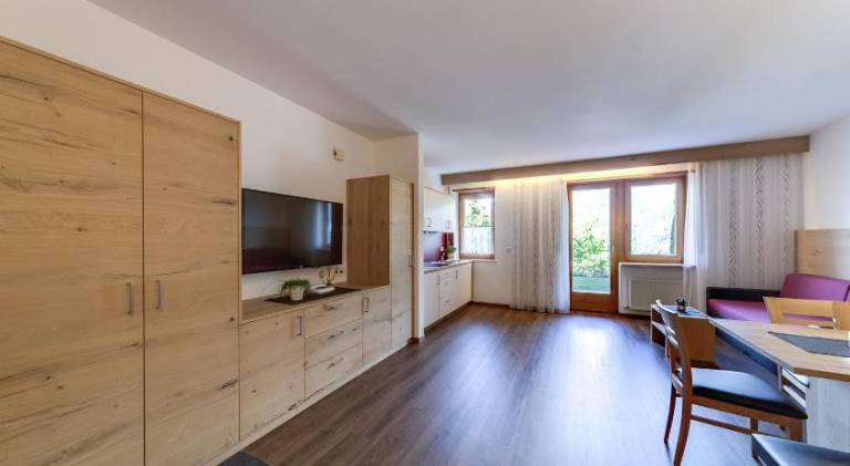 Wonderful serviced apartment with yard, pool & sauna | Pets allowed — photo 2