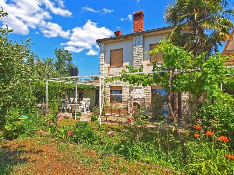 Rental apartment with patio in Pula
