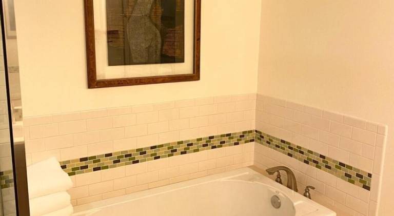Spacious vacation home with hot tub | Dogs allowed — photo 4