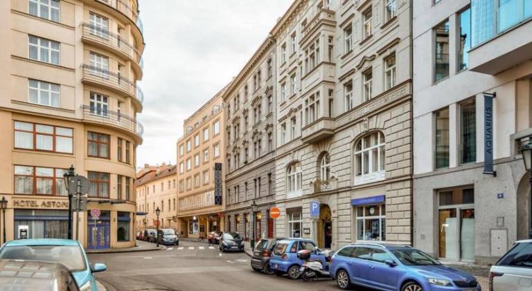 ROY 2BR Apt with Prague Castle View, Parking & AC by EasyBNB Premium — photo 4
