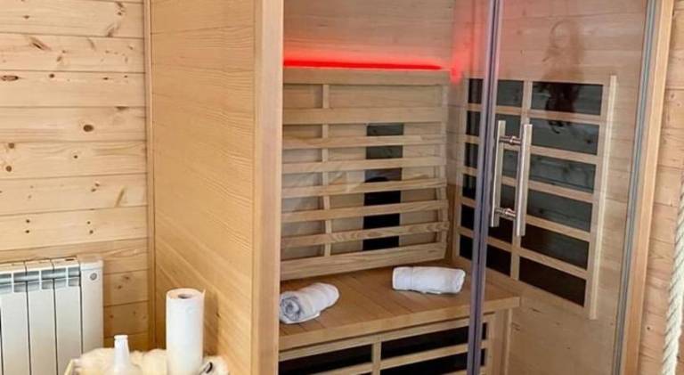 Chalet with hot tub — photo 3