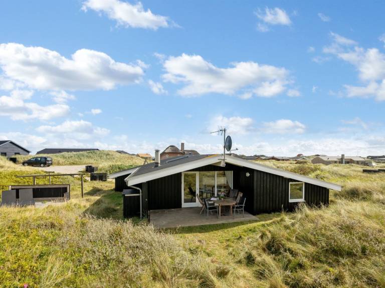 Vacation home with patio & sauna — photo 4
