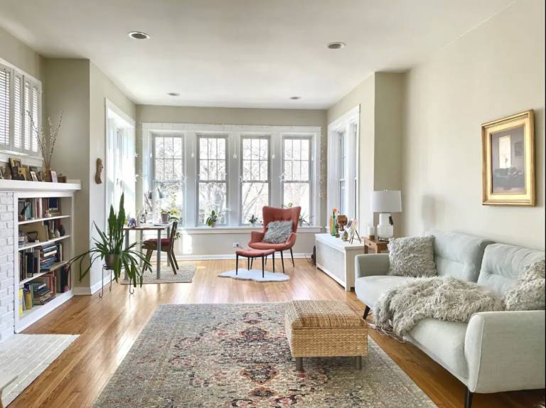 Rental apartment with patio & yard in Evanston, IL