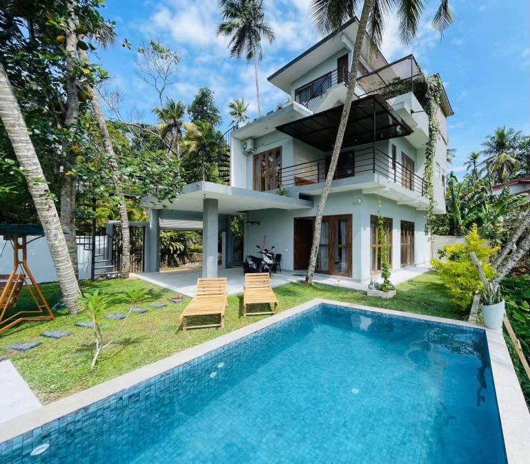 Big villa with yard & pool | Good for workation | Pet-friendly in Unawatuna