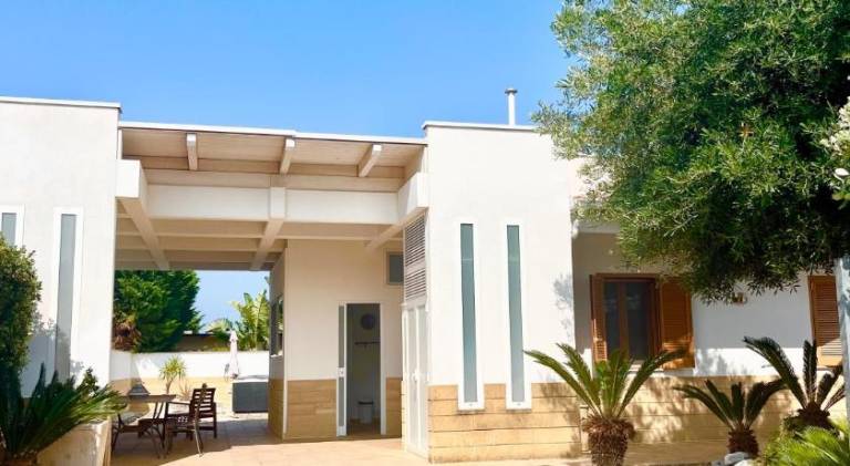 Pleasant villa with pool, hot tub & yard | Dogs allowed — photo 3