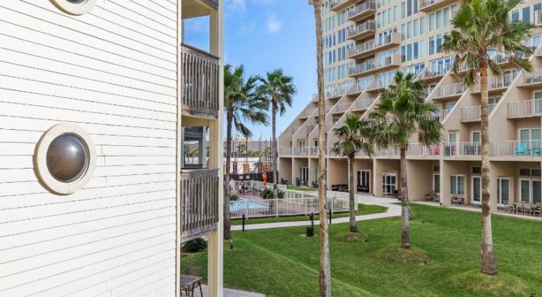 Beachfront Resort 2BR Condo 3 Pools, Heated Pool, Kids Pool & Jacuzzi — photo 3