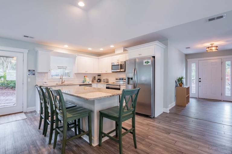 Family-friendly vacation home with BBQ, private pool & jacuzzi | Close to the beach | Pets are welcome — photo 4