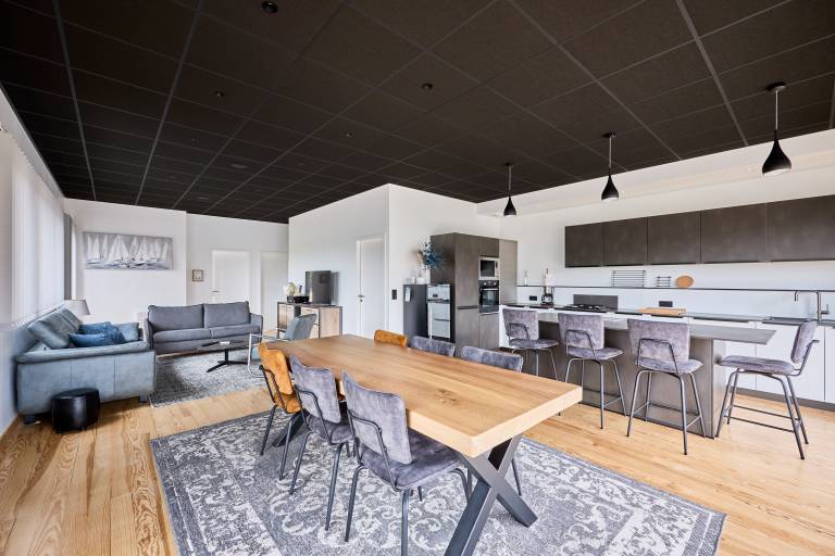 Vacation home with terrace, yard & jacuzzi — photo 2