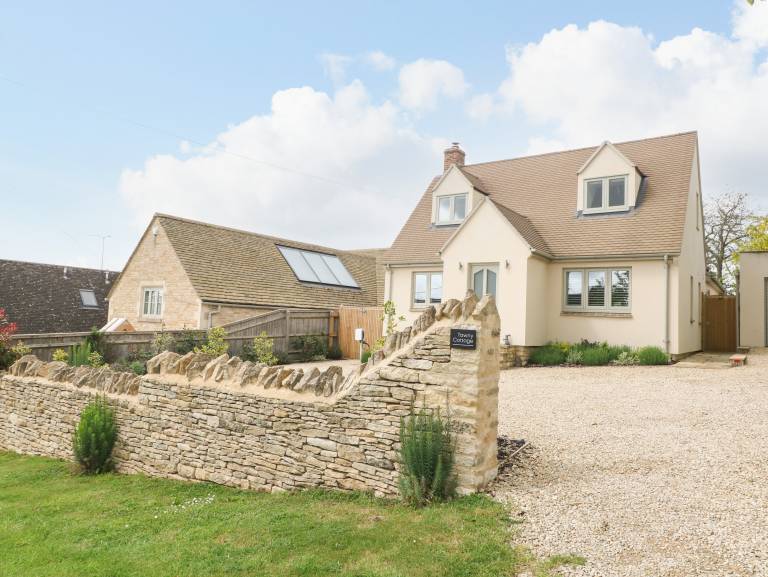 Child-friendly cottage with yard & hot tub | Dogs allowed — photo 2