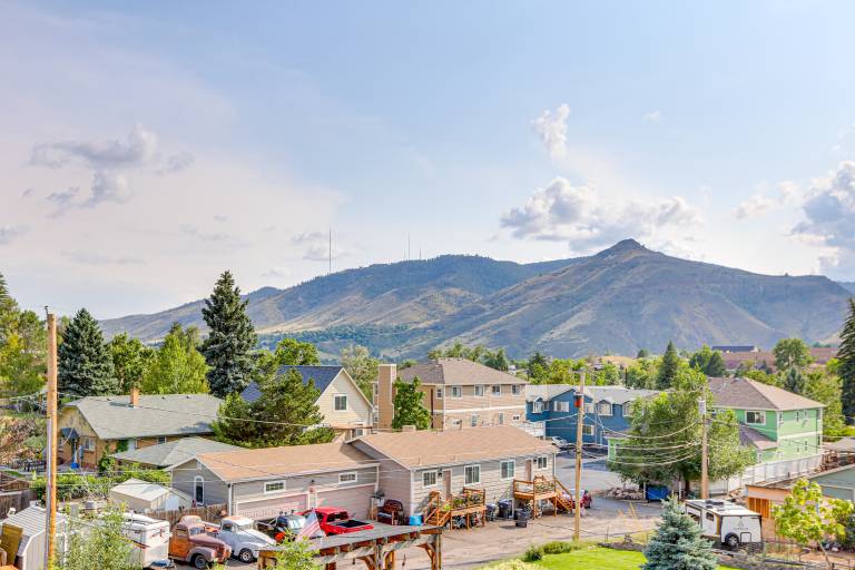 Hot Tub & Mtn-View Rooftop Deck: Golden Home — photo 2