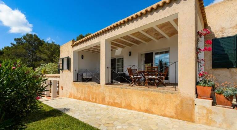 Villa with terrace, pool & garden — photo 4