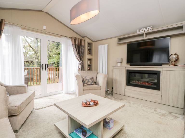 Cottage with pool & yard | Beach view — photo 2