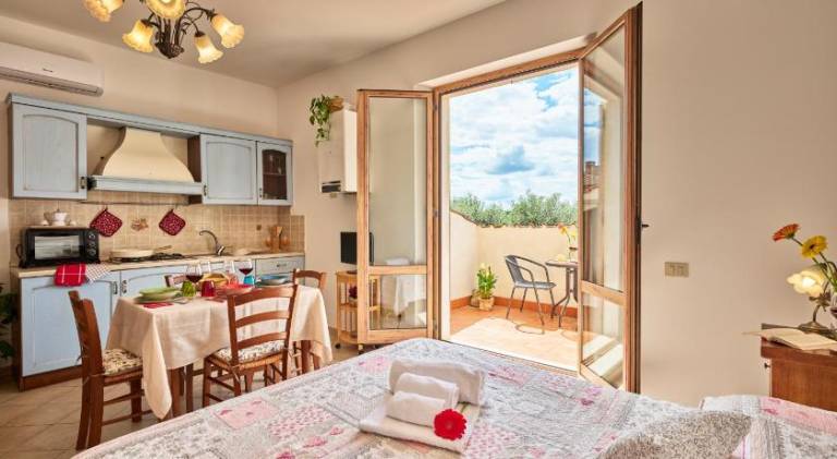 Serviced apartment with patio, garden & hot tub | Suitable for remote work — photo 2