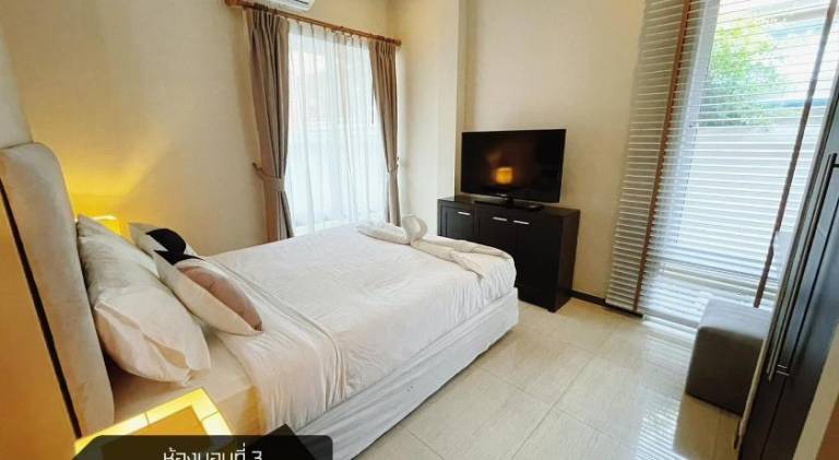 Villa with hot tub & pool | Pet-friendly — photo 2