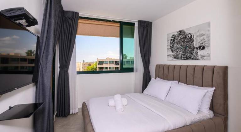 Serviced apartment with pool, sauna & terrace | Perfect for remote work | Pets allowed in Haifa