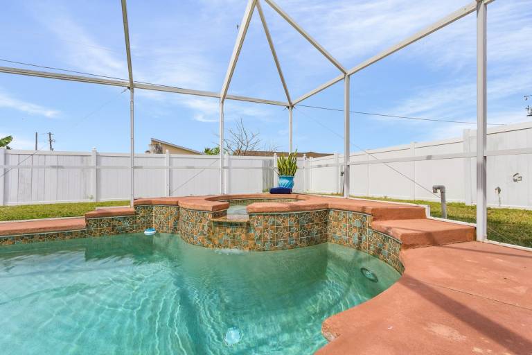 Vacation home with grill, private pool & jacuzzi — photo 4