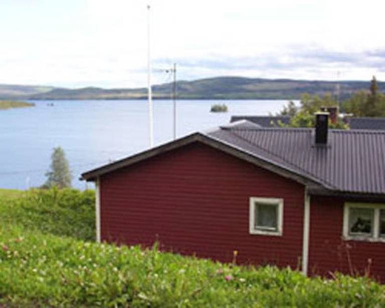 Bezaubernder Panoramablick auf See und Berge