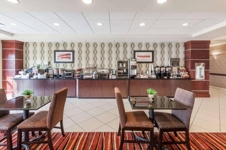 La Quinta Inn & Suites by Wyndham Tulsa Midtown — photo 3