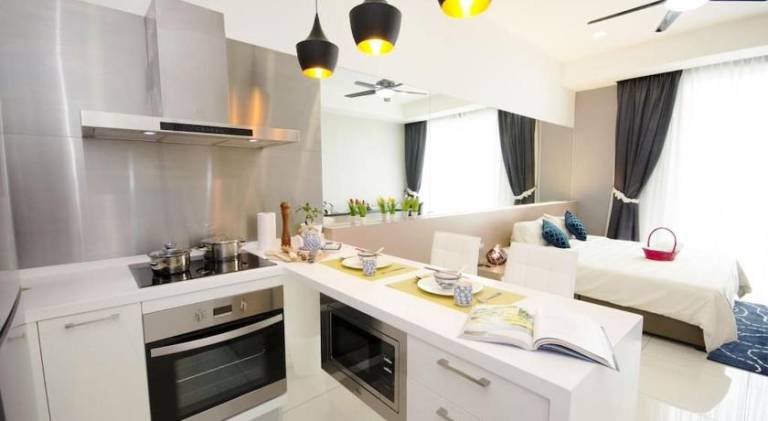 Serviced apartment with patio, garden & pool | Good for workation | Dogs allowed — photo 3
