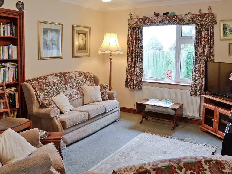 Cottage with garden — photo 3