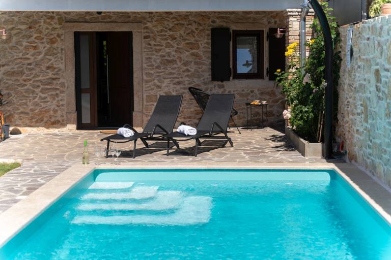Villa with pool, barbeque & patio — photo 3