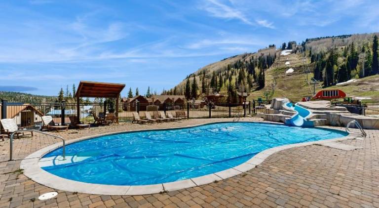 Lovely vacation home with jacuzzi & pool | Ski nearby | Pets are welcome — photo 5