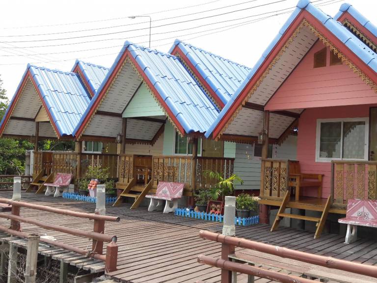Serviced apartment with yard, BBQ & patio in Phetchaburi