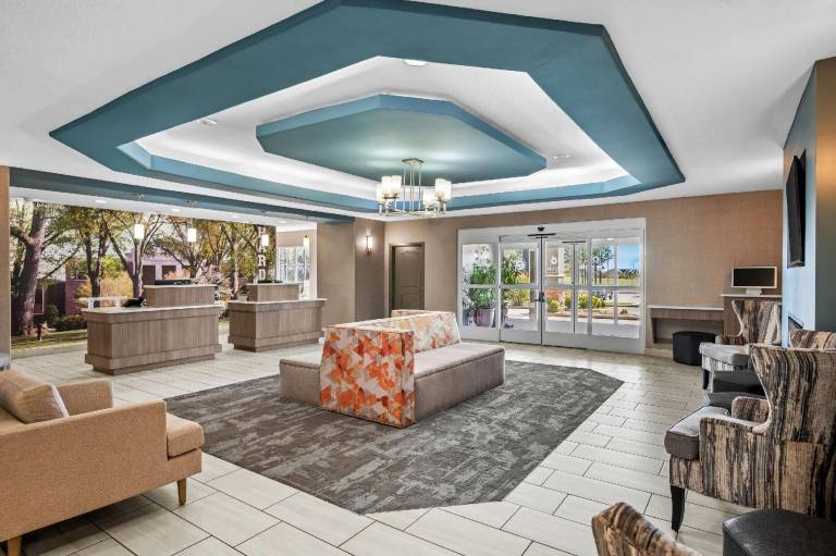 La Quinta Inn & Suites by Wyndham Searcy — photo 3
