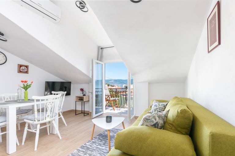 Fully equipped pleasant rental apartment with yard, terrace & grill | Sea view | Beach nearby | Dogs allowed in Trogir