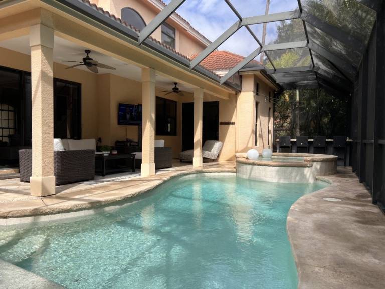 Stunning 4-Bedrm Villa with Heated Pool, Spa, River kayaking, Gated Community — photo 2