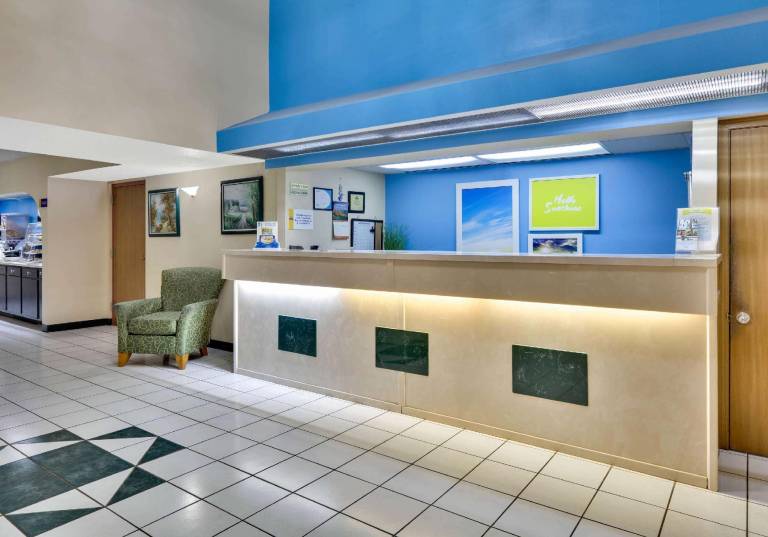 Days Inn & Suites by Wyndham Bentonville — photo 3