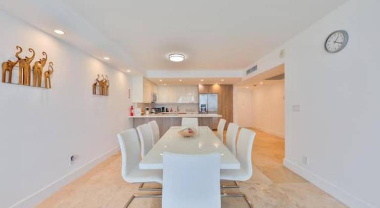Ample apartment with pool | Next to the beach | Suitable for remote work | Pets allowed in Aventura, FL